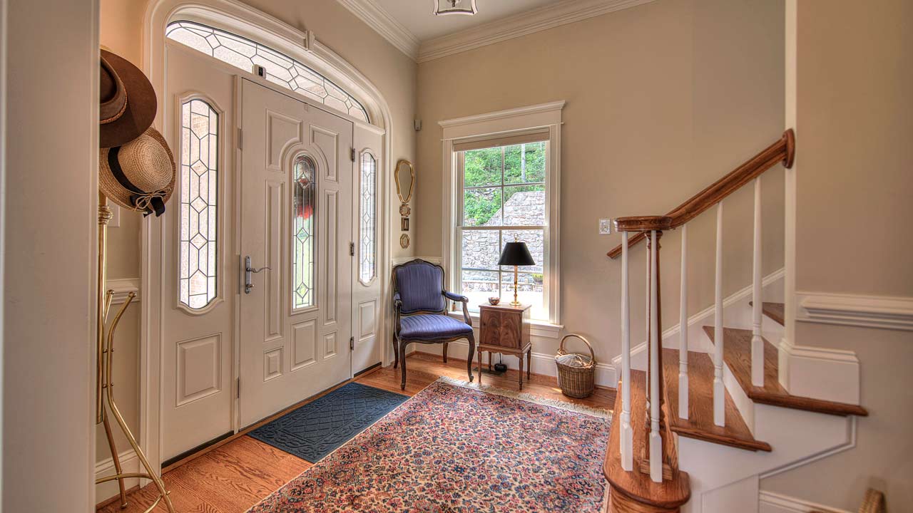 121 Lexington Ct. beautiful foyer