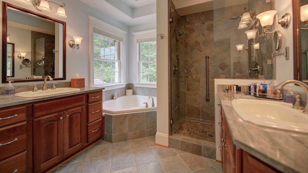 121 Lexington Ct primary bath